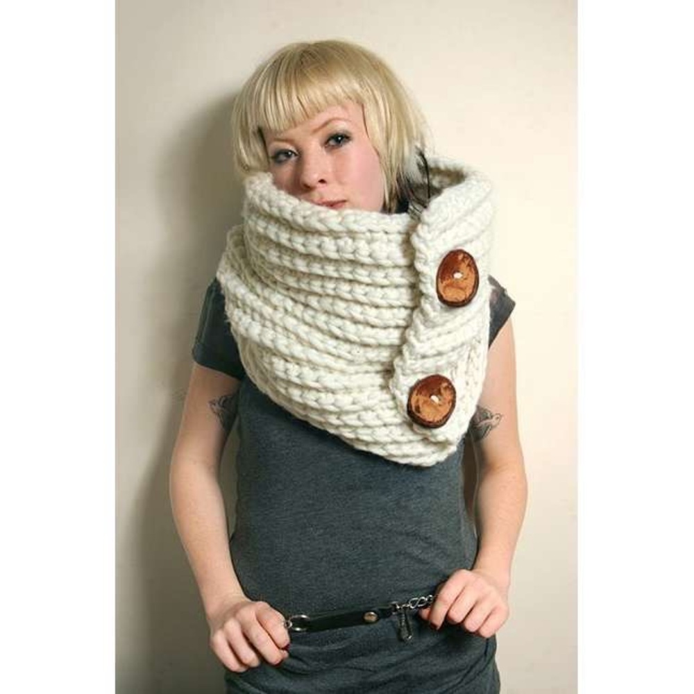 Spratters and Jayne cream chunky cable knit cowl c.2011
EUC